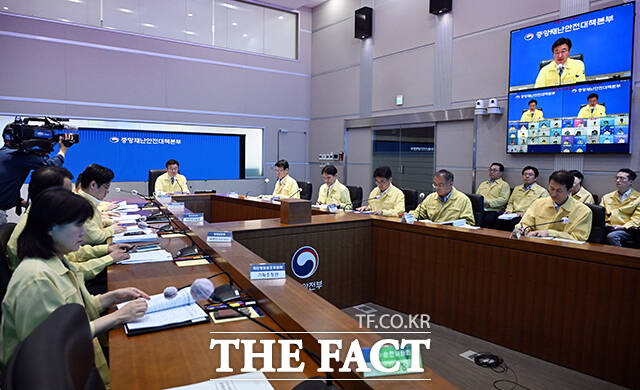 윤호중 행정안전부 장관이 2일 오전 서울 종로구 정부서울청사에서 국가정보자원관리원 행정정보시스템 화재 관련 중대본 8차 회의를 주재하고 있다. /임영무 기자