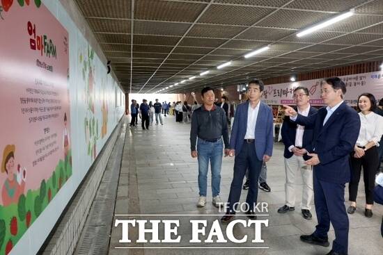 지난 달 30일 딸기 수확 기념행사가 열린 마두스마트팜을 찾은 이동환 경기 고양시장(오른쪽 2번째)이 관계자의 설명을 듣고 있다. /고양시