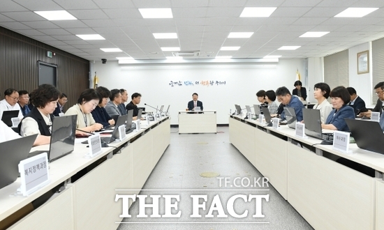 지난 1일 열린 경기 구리시의 2025년 지역경제 활성화 종합대책 보고회에 참석한 백경현 경기 구리시장(가운데)과 국·소장, 전 부서장 등 부서별 추진 성과를 점검하고 소상공인과 시민이 체감할 수 있는 실질적인 지역경제 활성화 방안에 대한 논의하고 있다. /구리시