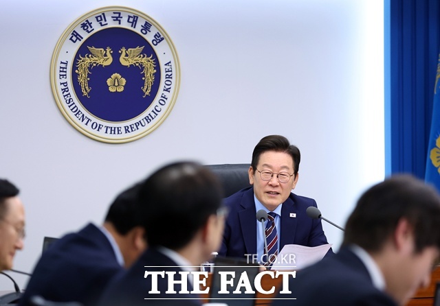 이재명 대통령이 2일 서울 용산 대통령실 청사에서 열린 수석보좌관회의에서 발언하고 있다. /뉴시스