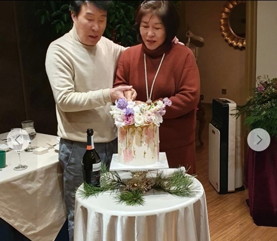 세월이 흐른 뒤에도 여전히 변치 않는 의리와 존경, 그리고 깊은 그리움, 김수찬의 진심은 송대관을 사랑했던 모든 이들에게 위로와 감동으로 전해지고 있다. 생전 송대관 부부 모습. /이정심 SNS