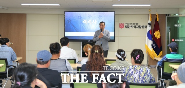 가세로 태안군수가 2일 태안지역자활센터를 방문해 관계자들을 격려하고 있다. /태안군