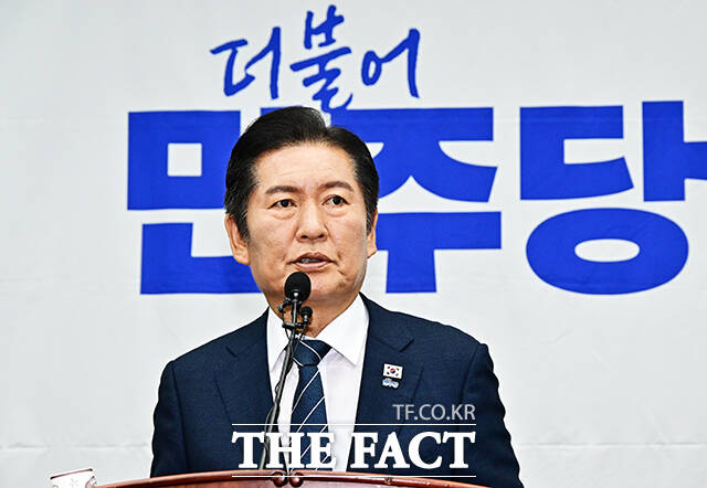 정청래(사진) 더불어민주당 대표가 2일 추석 귀향길 라디오 뉴스를 통해 검찰청 폐지 소식을 전해드리겠다고 한 약속을 지켰다고 밝혔다./배정한 기자