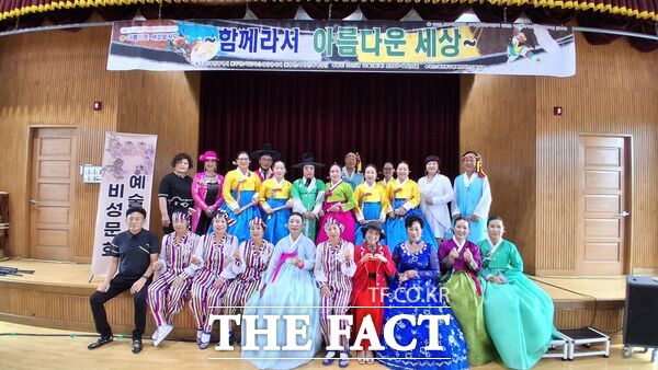 대전 동구행복한어르신복지관이 2일 아름다운세상봉사회 주관으로 복지관 3층 대강당에서 제29회 노인의 날을 맞아 주걱 난타, 색소폰 연주, 신민요, 전통 무용 등 문화행사를 열었다. /동구행복한어르신복지관