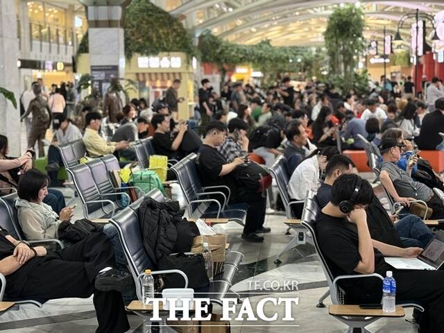 추석 연휴를 하루 앞둔 2일 서울역과 고속버스터미널, 김포공항 등에서 본격 귀성행렬이 이어졌다.사진은 이날 서울 서초구 고속버스터미널 대합실에서 버스를 기다리고 있는 귀성객 모습. /정인지 기자