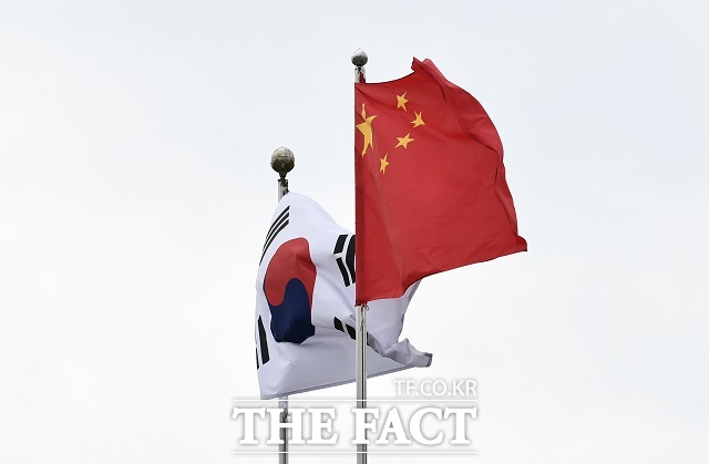 정부는 지난달 29일부터 중국 단체관광객 무사증(무비자) 입국을 한시적으로 시행하고 있다. 법무부는 단체 관광객 명단을 사전에 점검해 입국규제자, 과거 불법체류 전력자 등 고위험군 해당 여부를 확인해 무사증 대상에서 제외하고 있다고 밝혔다. 사진은 태극기와 오성홍기. /박헌우 기자