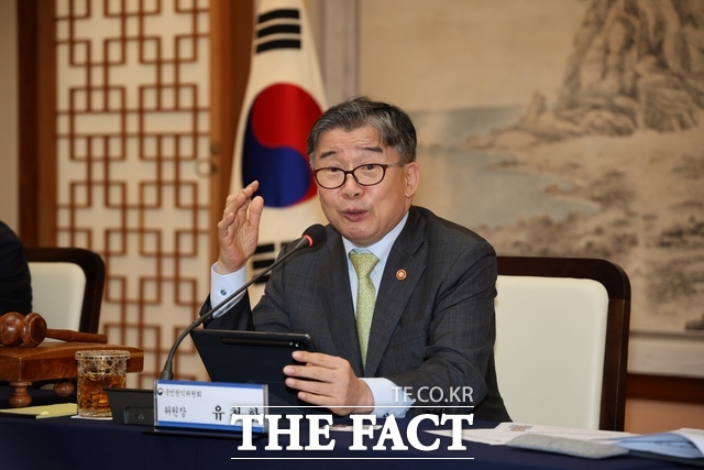 당진 우강 신천아파트 진입로 갈등 해소 현장 조정회의를 주재하고 있는 유철환 국민권익위원회 위원장. /당진시