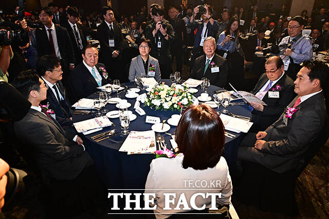 제29회 노인의 날 기념식에 참석한 박준태 국민의힘 의원과 박주민 더불어민주당 의원, 정대철 헌정회장, 정은경 보건복지부 장관, 이중근 대한노인회 회장, 장동혁 국민의힘 대표(왼쪽부터).