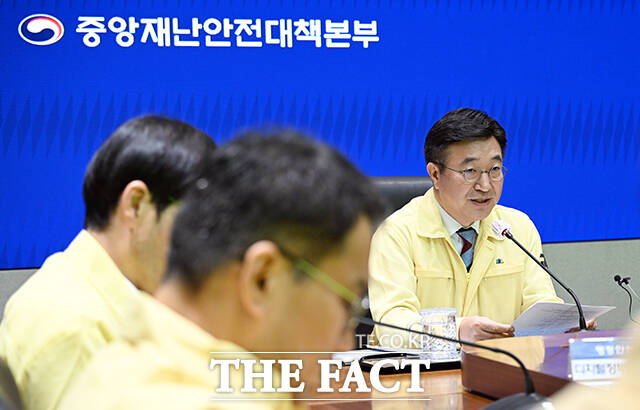 윤호중 행정안전부 장관이 2일 오전 서울 종로구 정부서울청사에서 국가정보자원관리원 행정정보시스템 화재 관련 중대본 8차 회의를 주재하고 있다. /임영무 기자