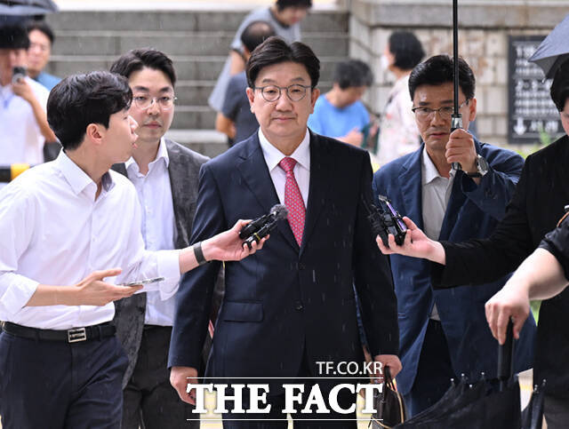 통일교 측으로부터 불법 정치자금을 받은 혐의를 받는 권성동 국민의힘 의원이 지난 16일 오후 서울 서초구 서울중앙지방법원에서 열린 구속영장실질심사에 출석하고 있다. /이새롬 기자