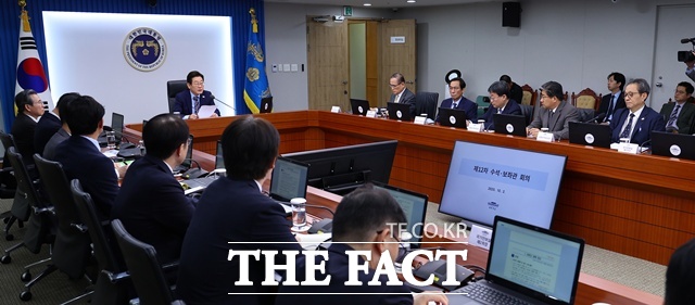 이 대통령은 우리가 세계 문화강국으로 인정받고 있는 이 시점에 정말 문화적이지 못한, 저질적인, 국격을 훼손하는 그런 행위들을 결코 방치하거나 해서는 안 되겠다며 관계 부처에 해외 관광객 안전 대책 마련을 당부했다.