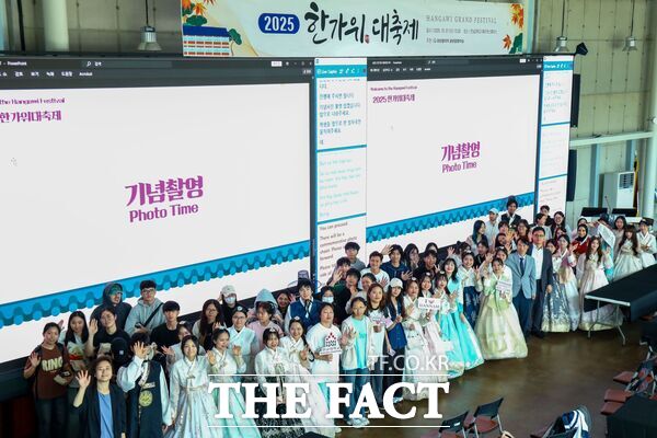 한남대는 추석 명절을 앞두고 1일 메이커스페이스에서 외국인 유학생을 300여명을 대상으로 한가위 대축제를 열었다. /한남대학교