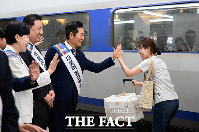 귀성객과 하이파이브하는 정청래 대표의 모습.