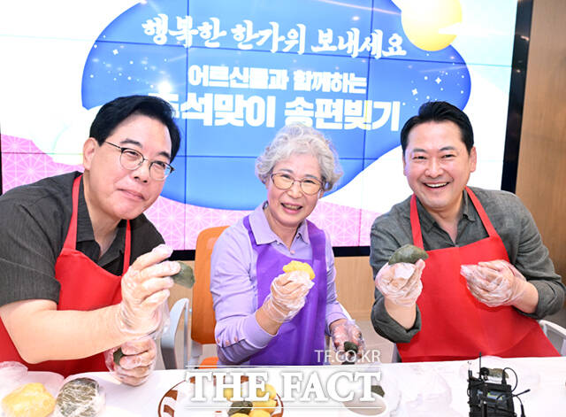 장동혁 국민의힘 대표(오른쪽)와 송언석 원내대표가 추석 연휴를 하루 앞둔 2일 서울 동대문구 전농로 동백꽃노인종합복지관을 찾아 어르신들과 송편을 빚으며 자신이 만든 송편을 들어보이고 있다. /이새롬 기자