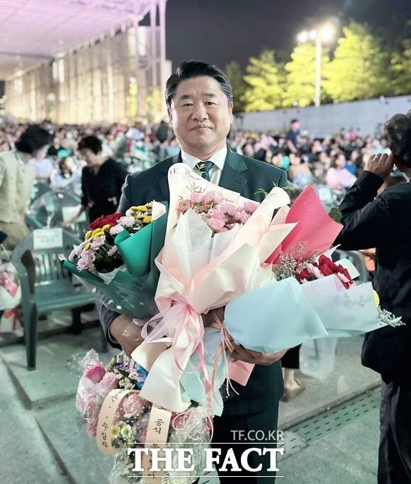 김형식 대덕구노인종합복지관장이 1일 대전엑스포시민광장 일대에서 열린 2025 대전 사회서비스 EXPO 행사에서 대전시사회서비스원 원장 공로패를 수상했다. /대덕구노인종합복지관