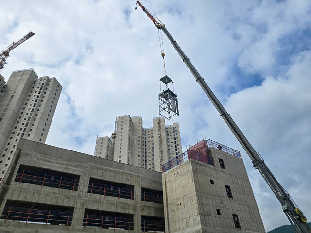 현대건설은 2일 서울 종로구에 위치한 계동 본사에서 현대엘리베이터와 공동주택부문 모듈러 E/V 도입 및 기술협력을 위한 업무협약(MOU)을 체결했다. /현대건설
