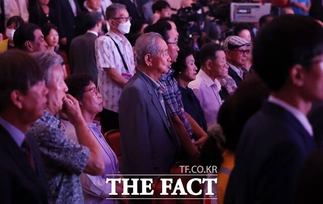 제3회 이산가족의 날 기념행사가 오는 4일 오전 10시 30분 더 플라자 호텔 서울에서 개최된다. 사진은 지난해 9월 제2회 이산가족의 날 기념행사에서 참석자들이 애국가를 부르는 모습. /뉴시스