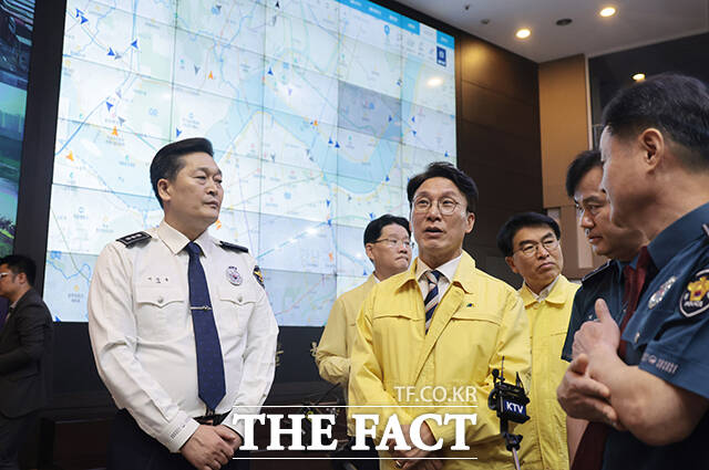 김민석 국무총리가 추석연휴를 하루 앞둔 2일 오전 서울 종로구 서울경찰청 교통정보센터을 방문해 교통 상황을 점검하고 있다. /청사사진기자단