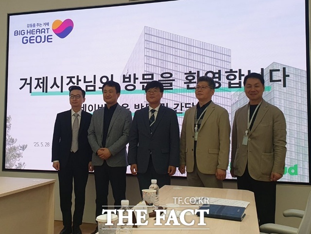 지난 5월 네이버 클라우드를 방문한 변광용(가운데) 거제시장 /거제시