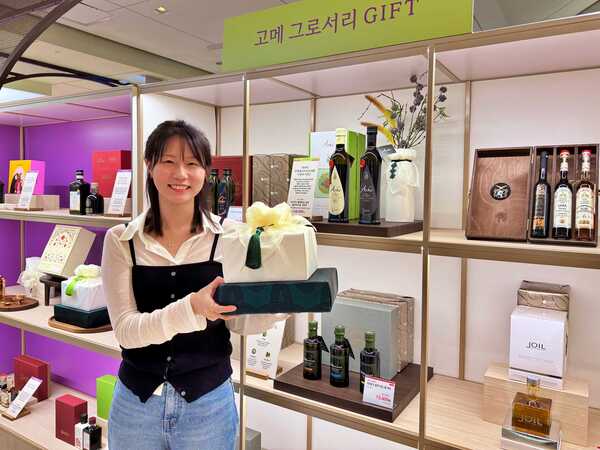 롯데백화점이 추석 연휴 직전 바로 픽업 상품과 풍성한 사은 행사를 준비했다. /롯데백화점