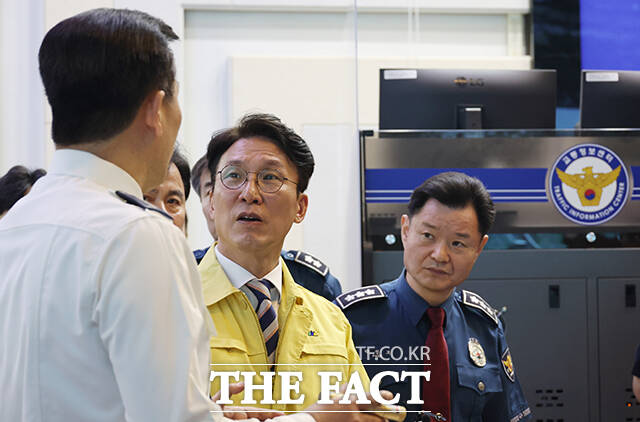 김민석 국무총리는 2일 경찰·소방 비상근무 현장을 격려 방문하고 안전한 추석 명절을 위해 최선을 다해달라고 당부했다. /청사사진기자단