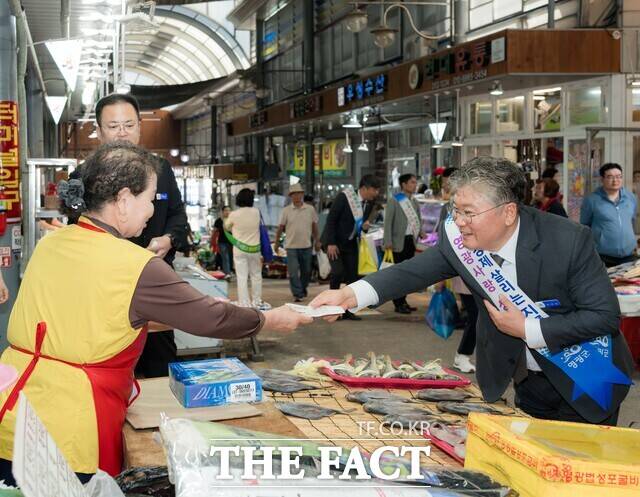 영광군이 추석을 맞아 전통시장 장보기 행사를 개최하고 있다./영광군
