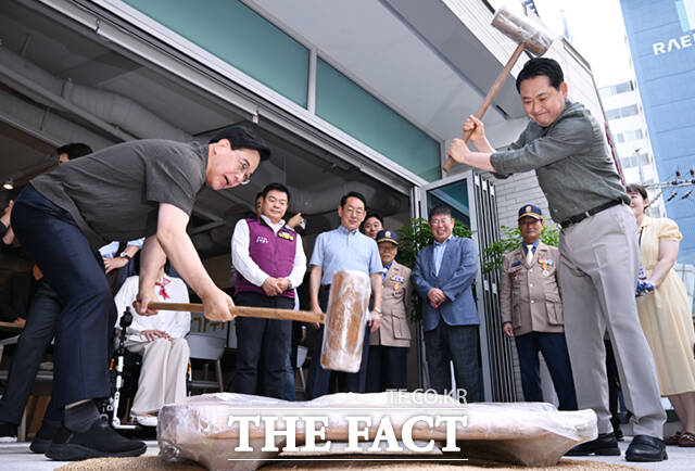 장동혁 국민의힘 대표(오른쪽)와 송언석 원내대표가 추석 연휴를 하루 앞둔 2일 서울 동대문구 전농로 동백꽃노인종합복지관을 찾아 송편 빚기에 앞서 떡메를 치고 있다.