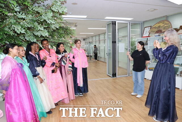 공주대가 2일 세종한민족교육문화센터에서 외국인 유학생들을 대상으로 ‘추석 맞이 정(情) 나눔 행사’를 열고 있다. /공주대