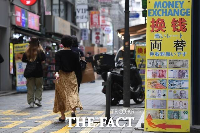 보수야당 안에서 대전 행정안전부 국가정보관리원(NIRS) 전산실 화재와 중국인 단체관광객 무비자 입국을 연관 짓는 음모론이 나왔다. 사진은 기사 내용과 직접적인 관련이 없음. /장윤석 기자