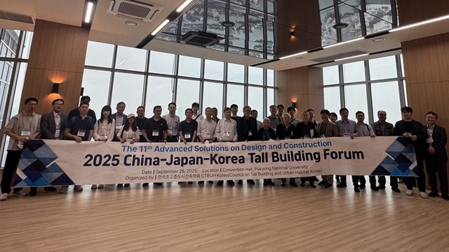 롯데건설은 국내외 초고층 전문가들을 대상으로 부산 동구 롯데캐슬 드메르에 설치된 170m 높이의 스카이브릿지를 선보였다고 2일 밝혔다. /롯데건설