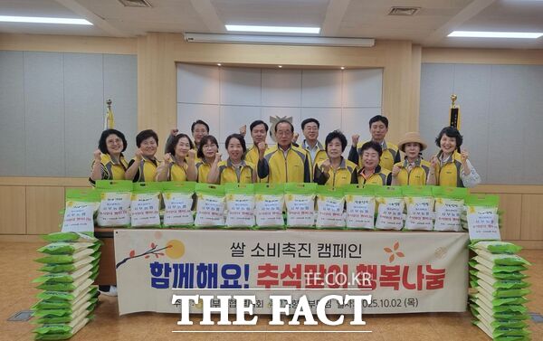 대전 서부농협은 2일 추석명절을 맞아 임헌성 조합장을 비롯한 서부농협 임직원 및 봉사단 20여 명이 참석해 사랑의 쌀 4kg 60포를 지역 내 저소득가정 60가구에 전달했다. /농협대전본부