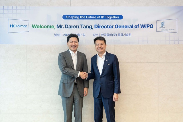 지난 1일 한국콜마 종합기술원을 방문한 다렌 탕(Daren Tang) WIPO 사무총장(오른쪽)이 윤상현 콜마그룹 부회장과 간담회를 마치고 기념촬영을 하고 있다. /한국콜마