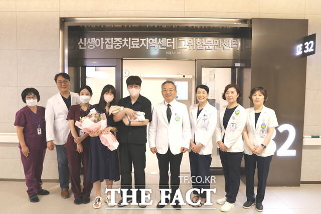 2일 오전, 순천향대천안병원에서 유경희 씨 가족의 퇴원을 축하하는 이벤트가 열렸다. 이문수 병원장과 김윤숙·송준환 교수, 간호사들이 함께하며 기적의 순간을 축하했다. /순천향대천안병원