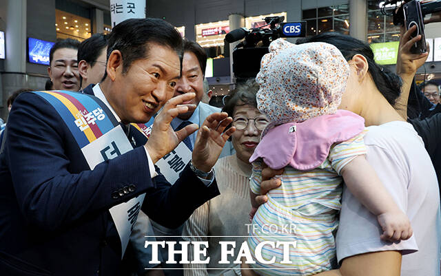 정청래 더불어민주당 대표를 비롯한 지도부가 2일 오전 서울 용산역을 찾아 귀성길에 나선 시민들에게 인사하고 있다. /남윤호 기자