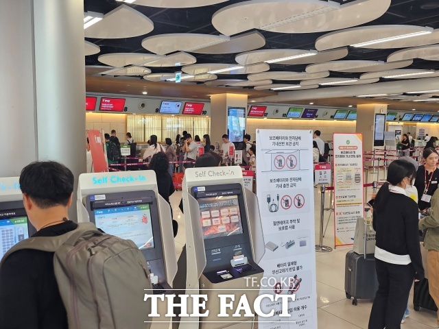 추석 연휴를 하루 앞둔 2일 서울역과 고속버스터미널, 김포공항 등에서 본격 귀성행렬이 이어졌다.사진은 추석 연휴를 하루 앞둔 이날 오후 1시께 서울 강서구 김포공항 국내선 2층의 한 셀프체크인 키오스크에서 한 남성이 비행기표를 발급하고 있는 모습. /강주영 기자