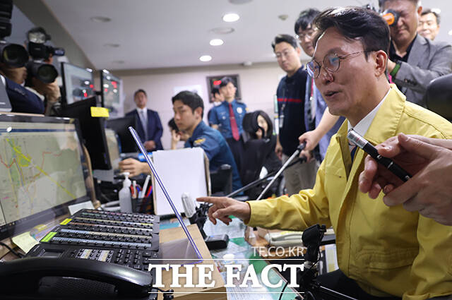 김민석 국무총리가 추석연휴를 하루 앞둔 2일 오전 서울 종로구 서울경찰청 112 종합상황실을 방문해 무전을 통해 현장 근무자들을 격려하고 있다. /청사사진기자단