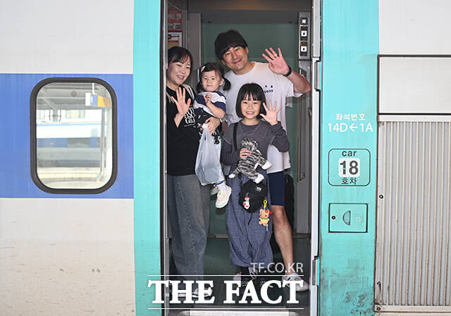 추석 연휴를 하루 앞둔 2일 오전 서울 용산구 서울역에서 귀성길에 오르는 가족들이 손을 흔들고 있다. /박헌우 기자