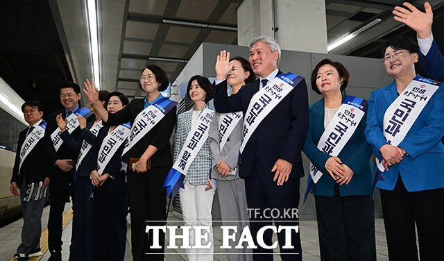 귀성객들에게 손 흔들어 인사하는 조국혁신당.