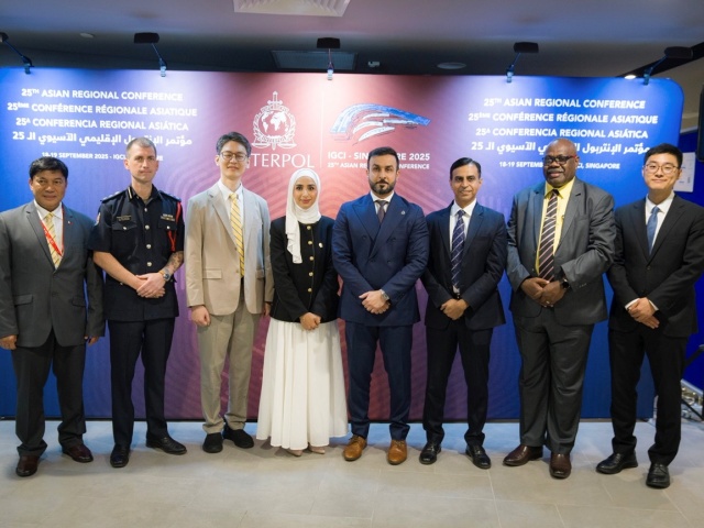 경찰청은 지난달 18~19일 싱가포르에서 열린 제25차 국제형사경찰기구(인터폴) 아시아 지역회의에서 박재석 경찰청 국제공조담당관(총경)이 아시아 위원회 위원으로 당선됐다고 2일 밝혔다. 사진은 박재석 총경(왼쪽에서 3번째)이 아시아 위원회 위원으로 당선된 후 기념사진을 촬영하고 있는 모습./경찰청 제공