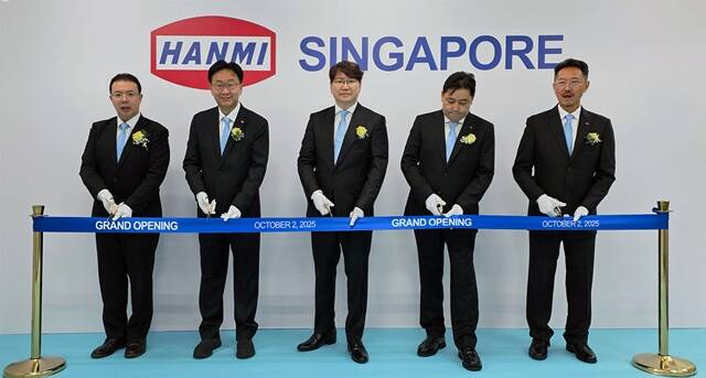 곽동신 한미반도체 회장(가운데)이 2일 열린 한미싱가포르 오픈식에서 테이프 커팅을 하고 있다. /한미반도체