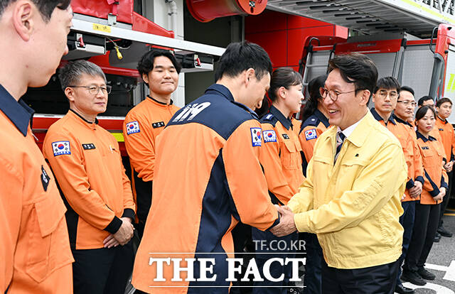 김 총리는 종로서방서를 방문해 소방관은 국민이 가장 신뢰하고 기대하는 공직자라며 특히 추석명절 등 연휴 기간에는 쉬지 못하고 근무하는 만큼 업무에 최선을 다하되 안전에도 유의해 달라고 당부했다. /임영무 기자