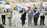 추석 연휴 앞두고 서울역 찾아 귀성 인사하는 진보당 [TF사진관]