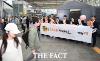  추석 연휴 맞아 귀성 인사 나선 개혁신당 [TF사진관]