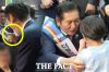  [현장FACT] 정청래, 김밥 먹으랴 인사하랴... '빵' 터진 與 귀성 인사 현장 (영상)