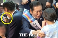  [현장FACT] 정청래, 김밥 먹으랴 인사하랴... '빵' 터진 與 귀성 인사 현장 (영상)
