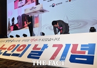  어르신들에게 큰절하는 장동혁 대표 [포토]