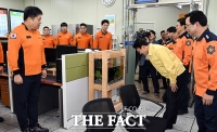  소방대원들에게 허리 숙여 인사하는 김민석 국무총리 [포토]