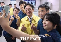  경찰청 종합상황실 근무자들과 기념촬영하는 김민석 국무총리 [포토]