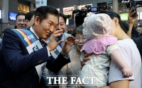  정청래, 추석 귀성길 나선 아기에게 '까꿍' [TF사진관]