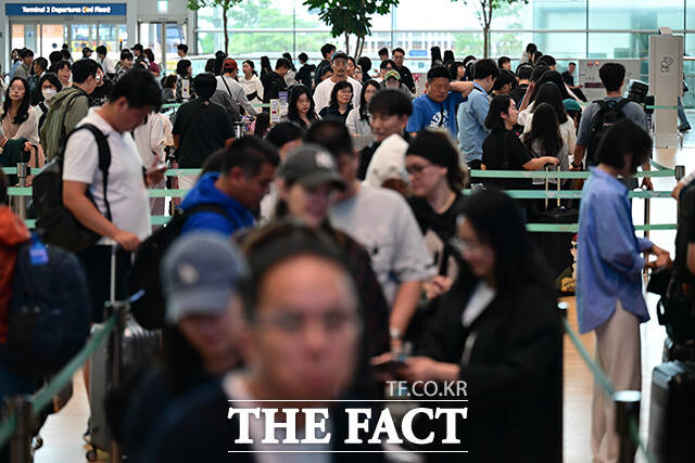 여객들로 북적이는 인천공항.